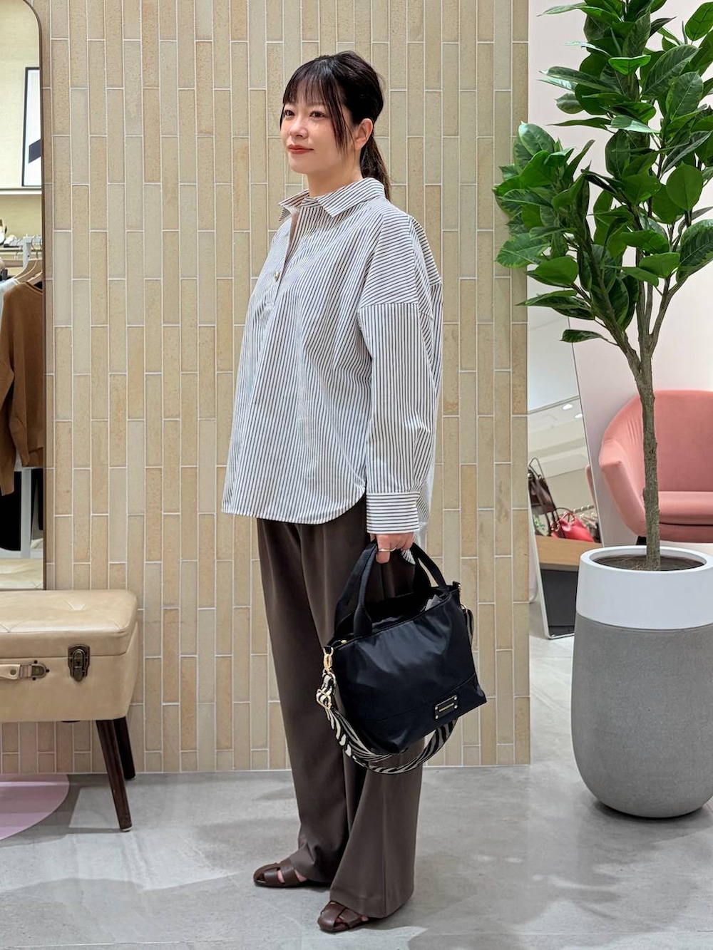 ブラウン系のその他パンツ、ブラウン系のシャツ/ブラウス、ブラック系のショルダーバッグを着用したレディースの春コーディネートの3枚目の写真