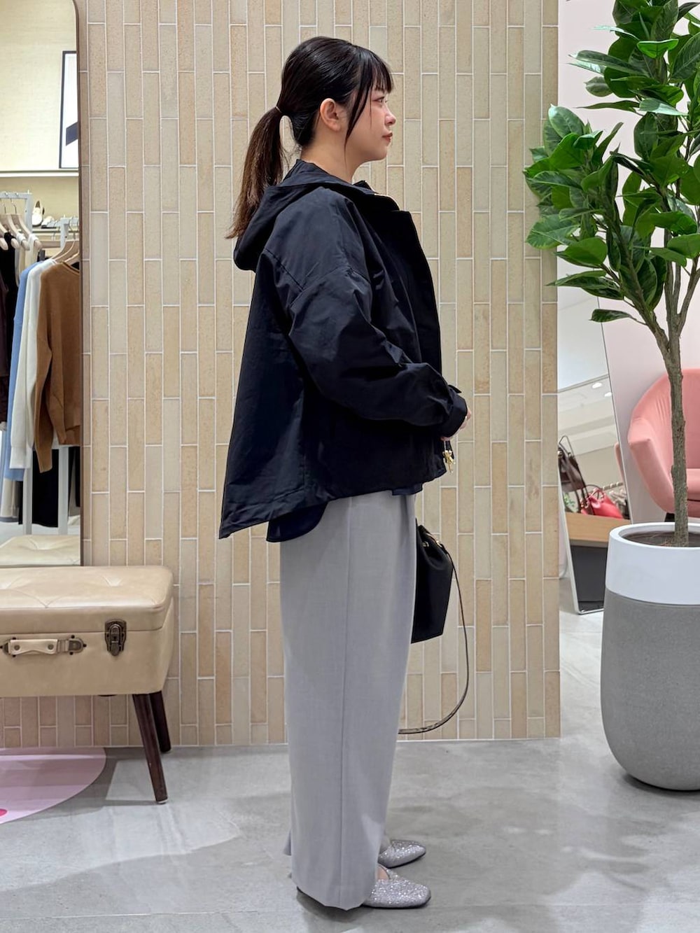 グレー系のその他パンツ、グレー系のTシャツ/カットソー、ブラック系のハンドバッグを着用したレディースの春コーディネートの5枚目の写真