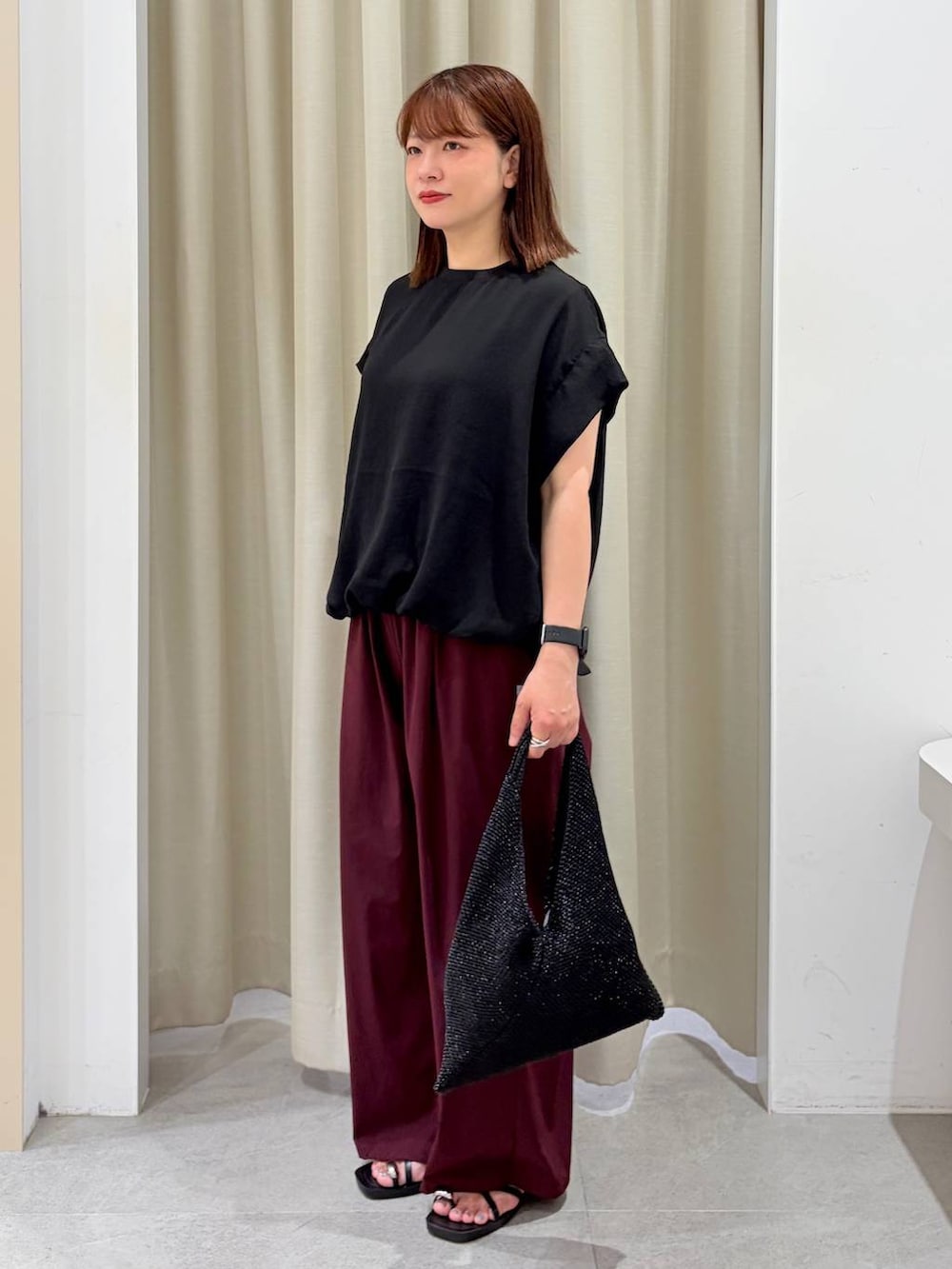 ブラック系のTシャツ/カットソー、レッド系のその他パンツを着用したレディースの夏コーディネートの3枚目の写真