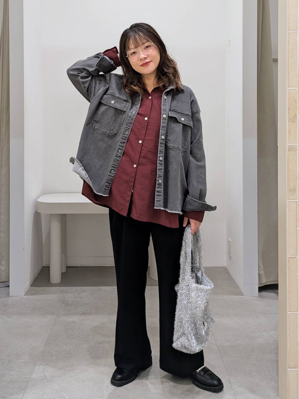 ブラック系のシャツ/ブラウス、ブラック系のその他パンツ、シルバー系のトートバッグを着用したレディースの秋コーディネートの2枚目の写真