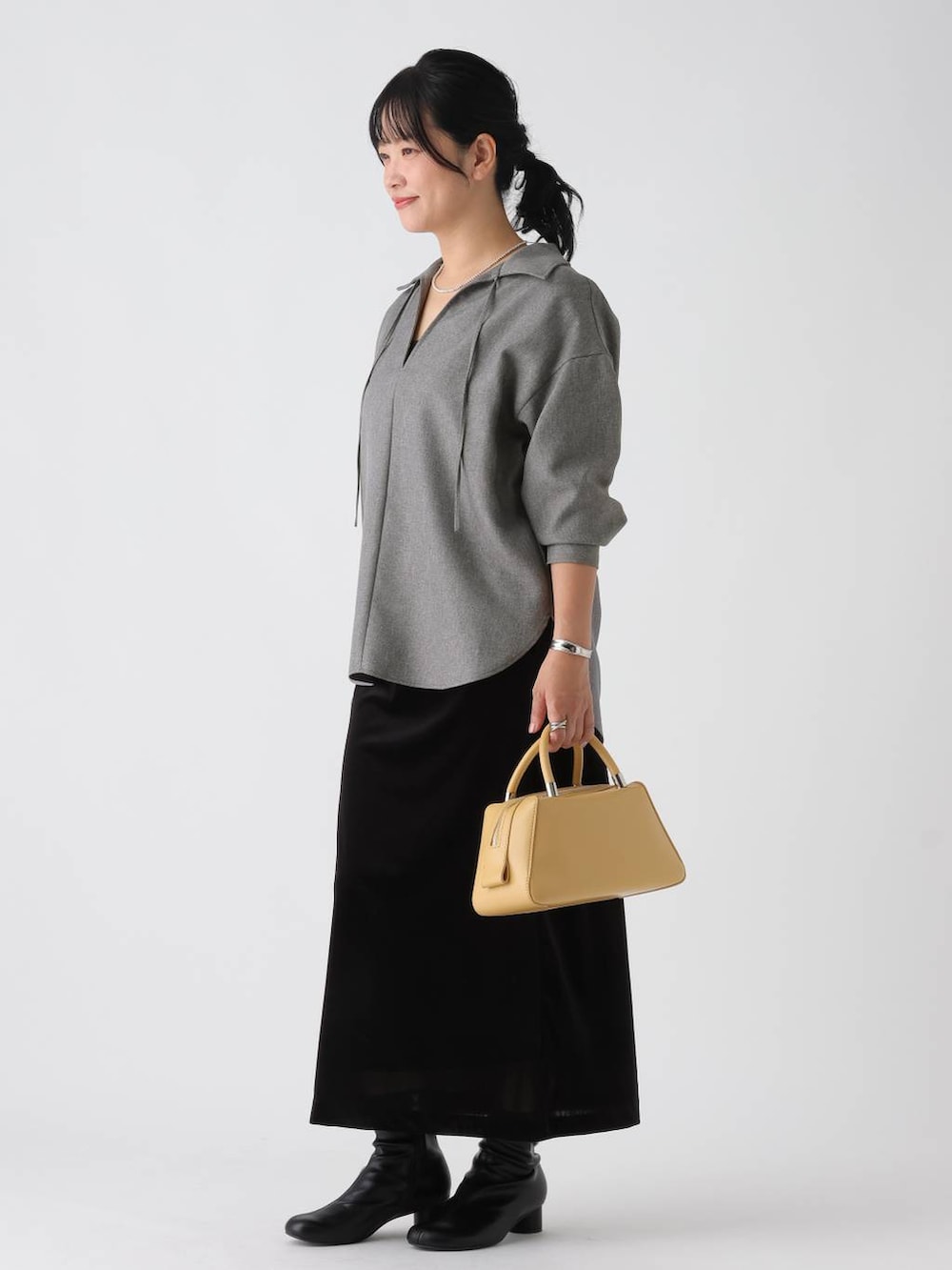 グレー系のシャツ/ブラウス、ブラック系のスカートを着用したレディースの秋コーディネートの2枚目の写真