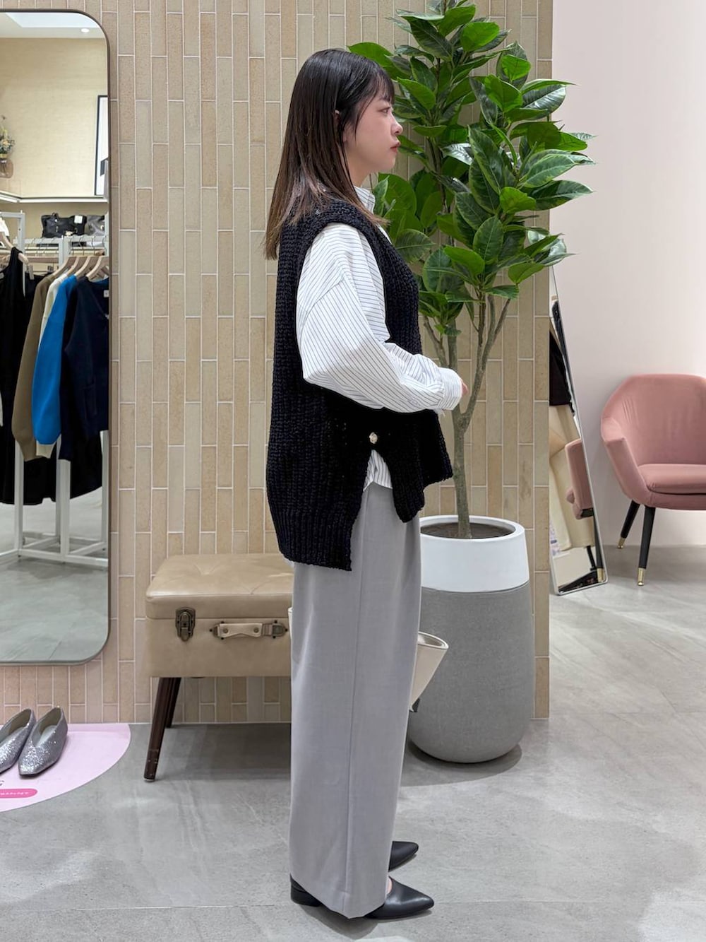 ブラック系のパンプス、ブラック系のトートバッグ、ホワイト系のシャツ/ブラウスを着用したレディースの春コーディネートの5枚目の写真