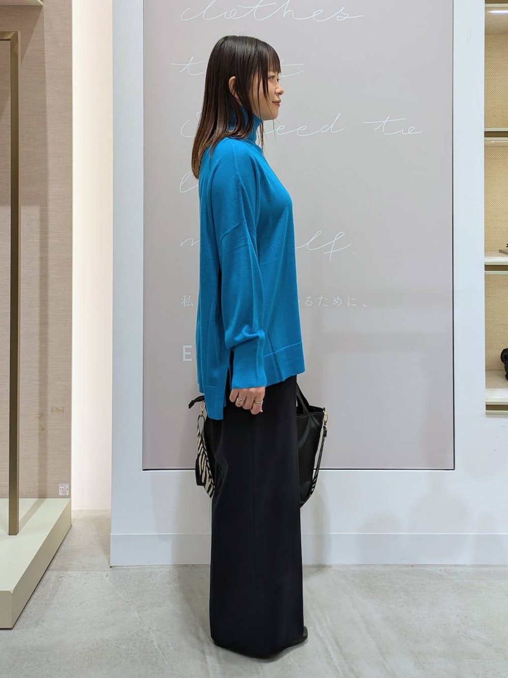 ブラック系のトートバッグ、ブルー系のその他パンツ、ブラック系のパンプスを着用したレディースの冬コーディネートの5枚目の写真