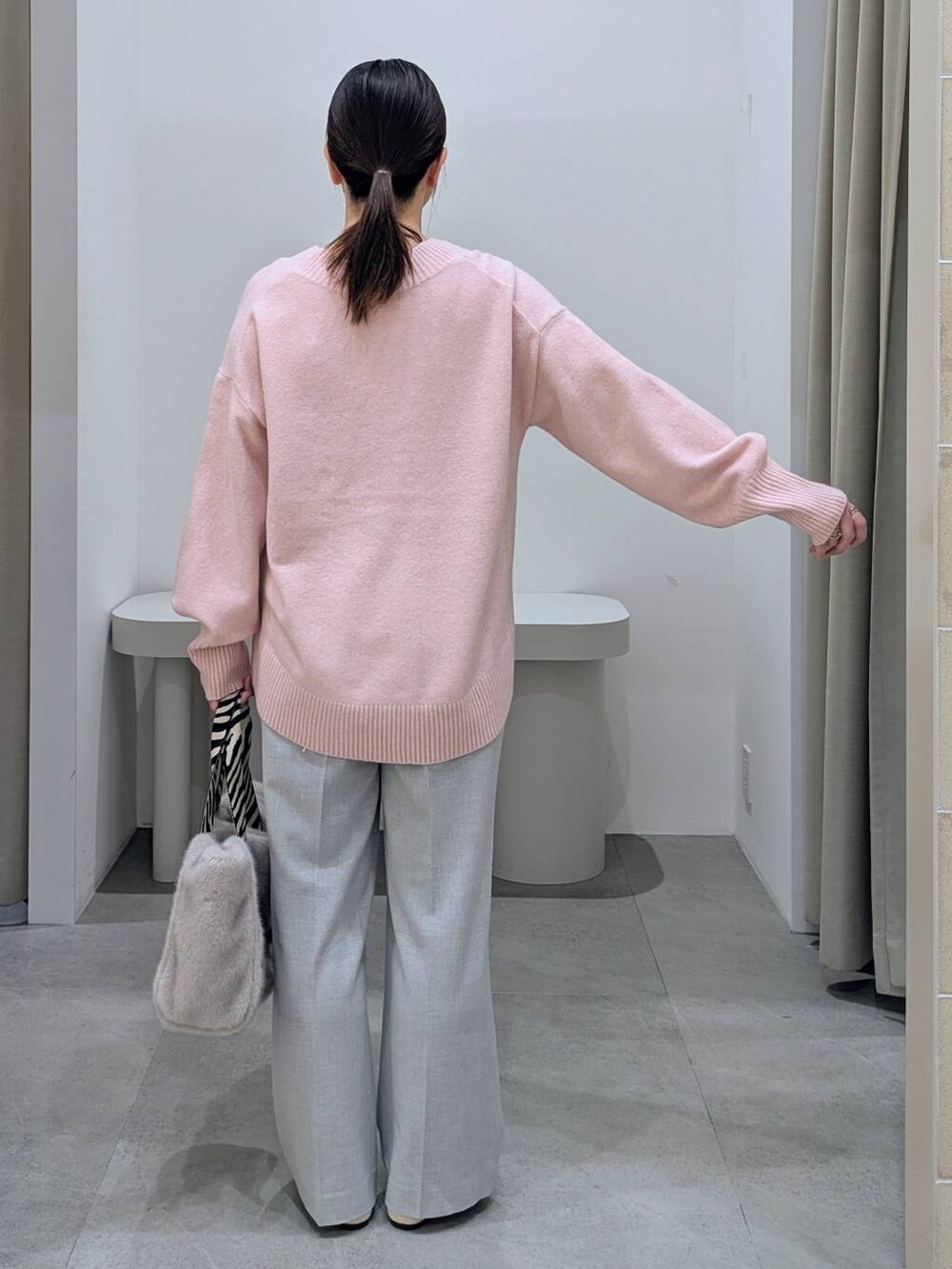 ホワイト系のパンプス、グレー系のその他パンツ、グレー系のトートバッグを着用したレディースの冬コーディネートの4枚目の写真