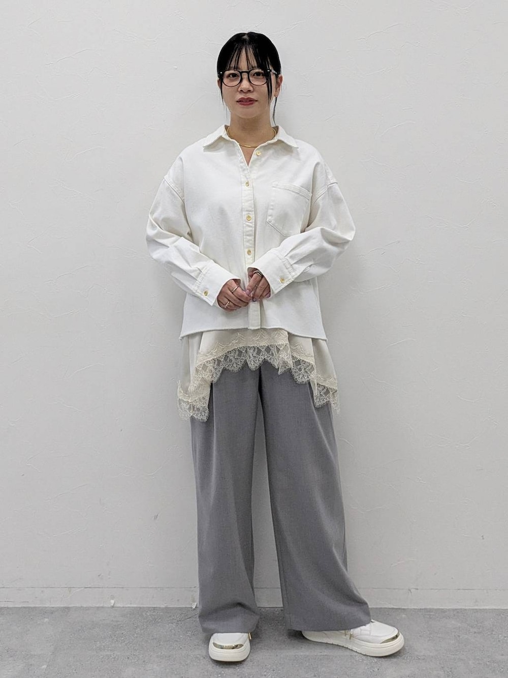 ホワイト系のキャミソール、ホワイト系のシャツ/ブラウス、グレー系のその他パンツを着用したレディースの冬コーディネートの2枚目の写真