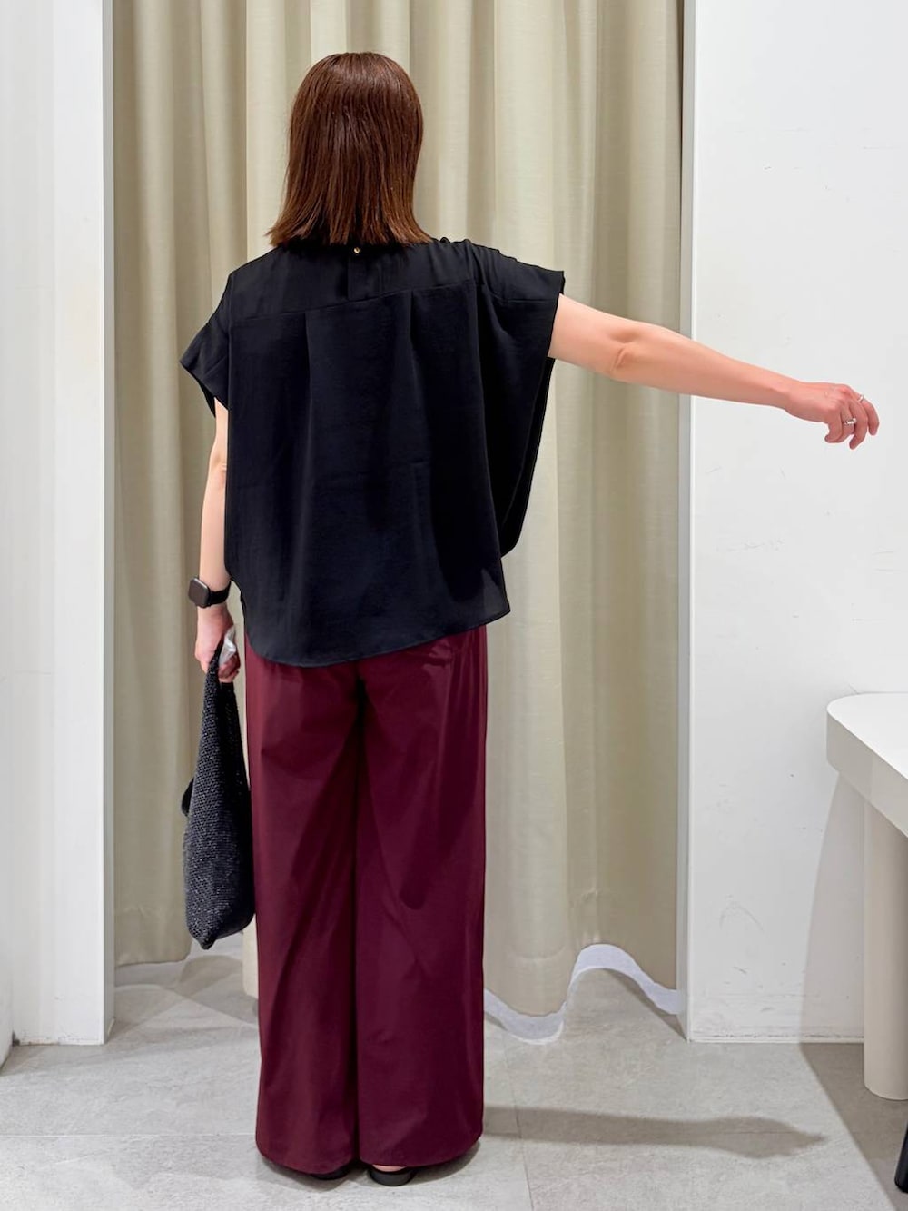 ブラック系のTシャツ/カットソー、レッド系のその他パンツを着用したレディースの夏コーディネートの4枚目の写真