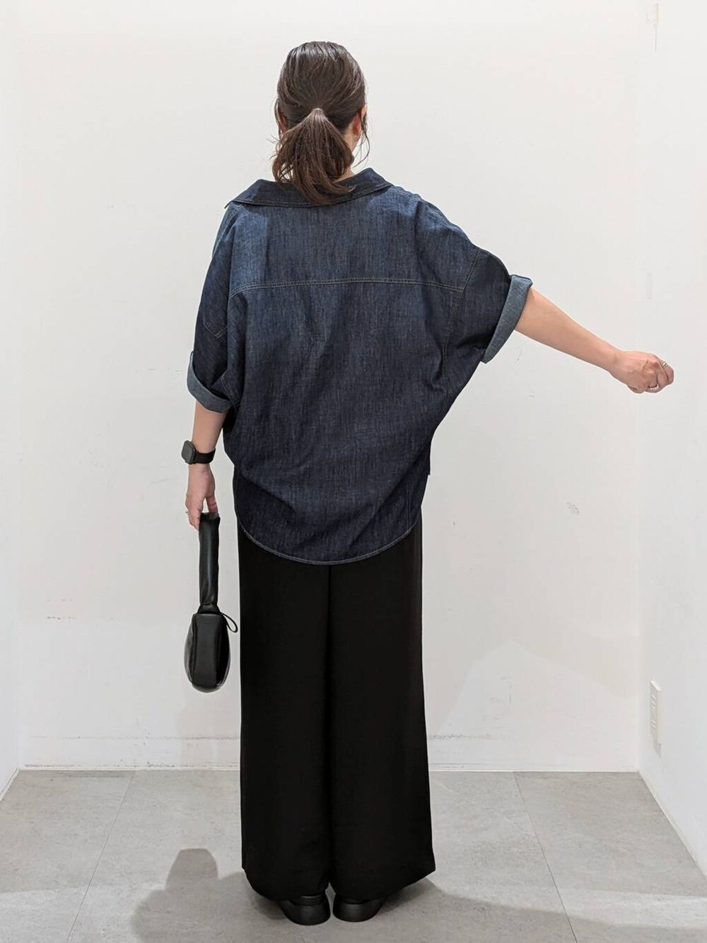 ホワイト系のTシャツ/カットソー、ブラック系のその他パンツ、ブラック系のサンダルを着用したレディースの夏コーディネートの5枚目の写真