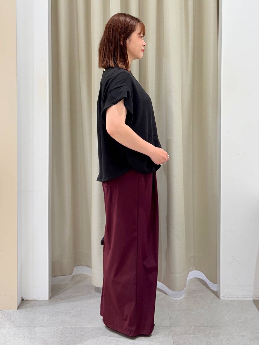 ブラック系のTシャツ/カットソー、レッド系のその他パンツを着用したレディースの夏コーディネートの5枚目の写真
