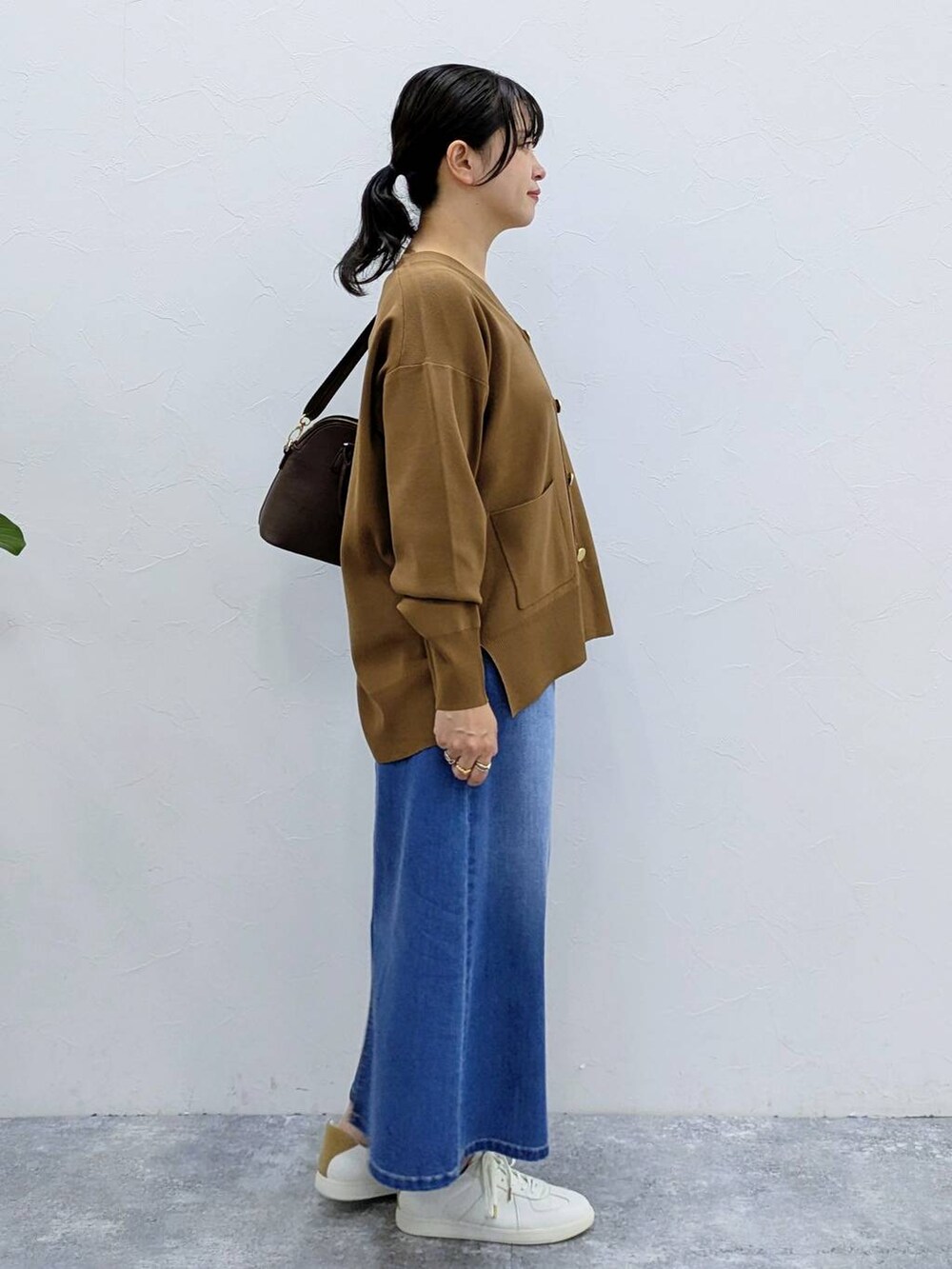 ブラウン系のカーディガン/ボレロ、ブルー系のデニムスカートを着用したレディースの夏コーディネートの5枚目の写真