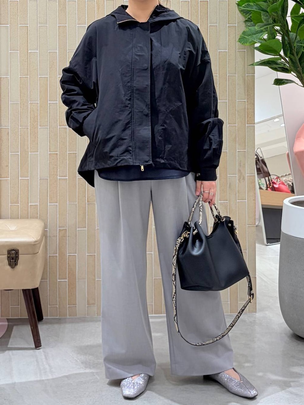 グレー系のその他パンツ、グレー系のTシャツ/カットソー、ブラック系のハンドバッグを着用したレディースの春コーディネートの6枚目の写真