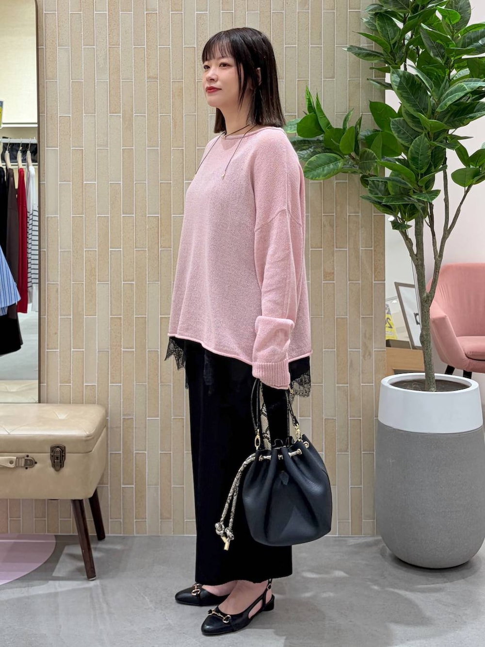 ブラック系のキャミソール、ブラック系のパンプス、ブラック系のスカートを着用したレディースの春コーディネートの3枚目の写真