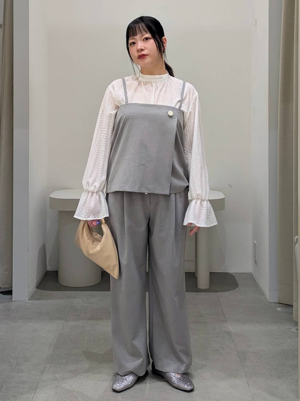 ホワイト系のシャツ/ブラウス、グレー系のその他パンツ、グレー系のキャミソールを着用したレディースの冬コーディネートの2枚目の写真