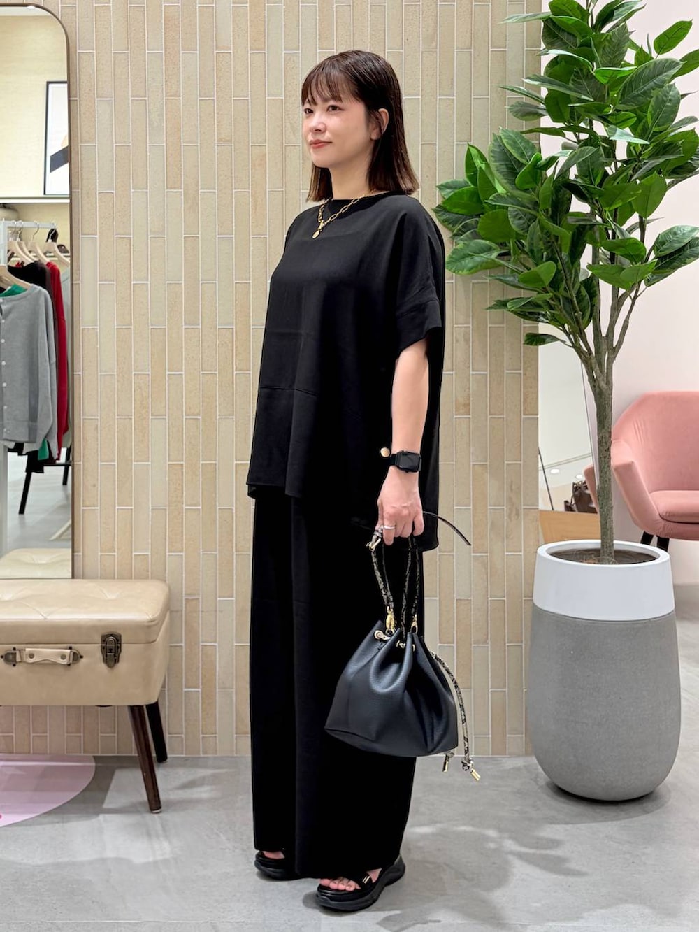 ブラック系のハンドバッグ、ブラック系のその他パンツ、ブラック系のシャツ/ブラウスを着用したレディースの春コーディネートの3枚目の写真