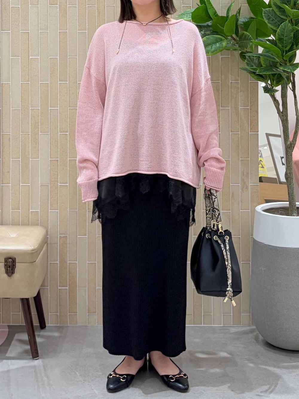 ブラック系のキャミソール、ブラック系のパンプス、ブラック系のスカートを着用したレディースの春コーディネートの6枚目の写真