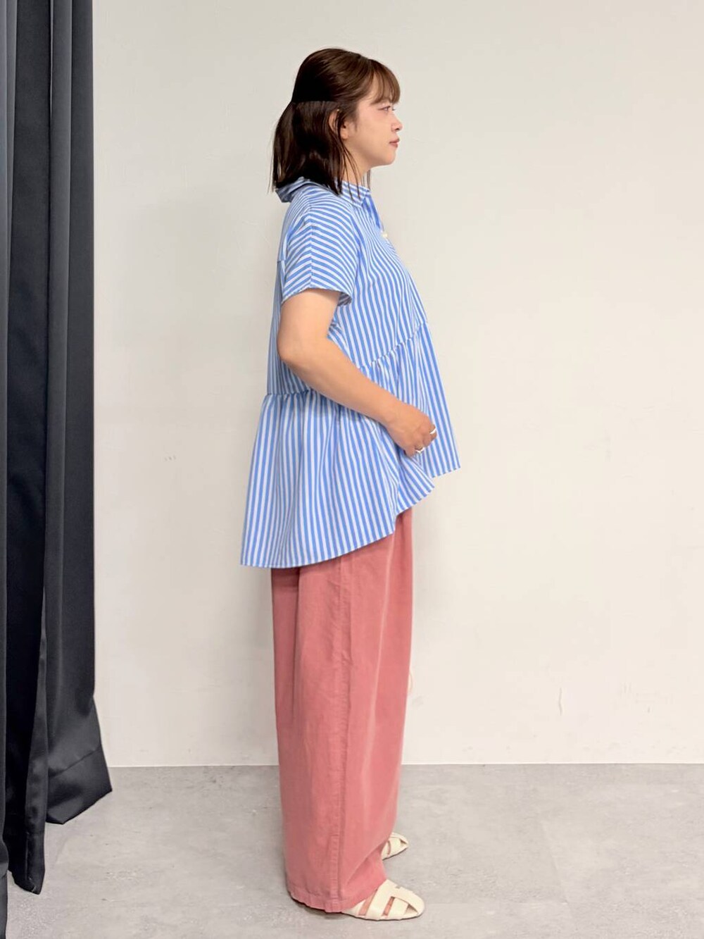 ピンク系のその他パンツ、ホワイト系のショルダーバッグ、ホワイト系のパンプスを着用したレディースの夏コーディネートの5枚目の写真