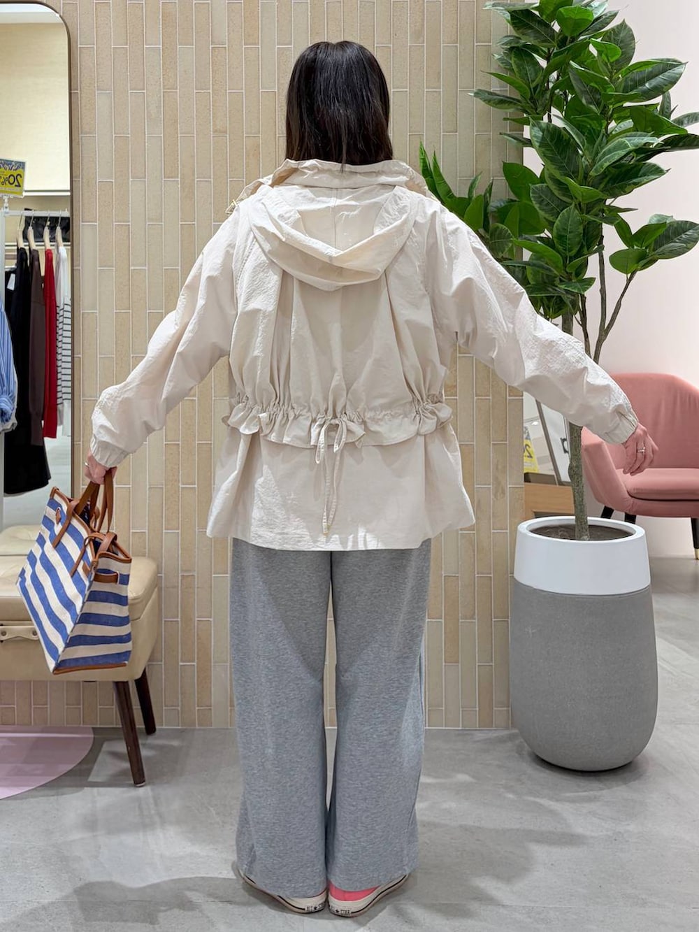 グレー系のスウェットパンツ、ブルー系のトートバッグ、ピンク系のシャツ/ブラウスを着用したレディースの春コーディネートの4枚目の写真