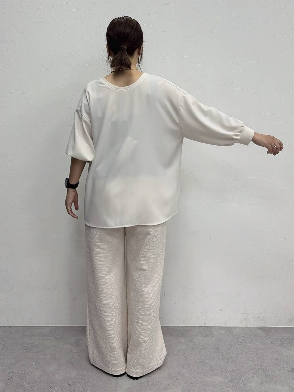 ホワイト系のその他パンツ、レッド系のタンクトップ、ブラック系のローファーを着用したレディースの夏コーディネートの4枚目の写真