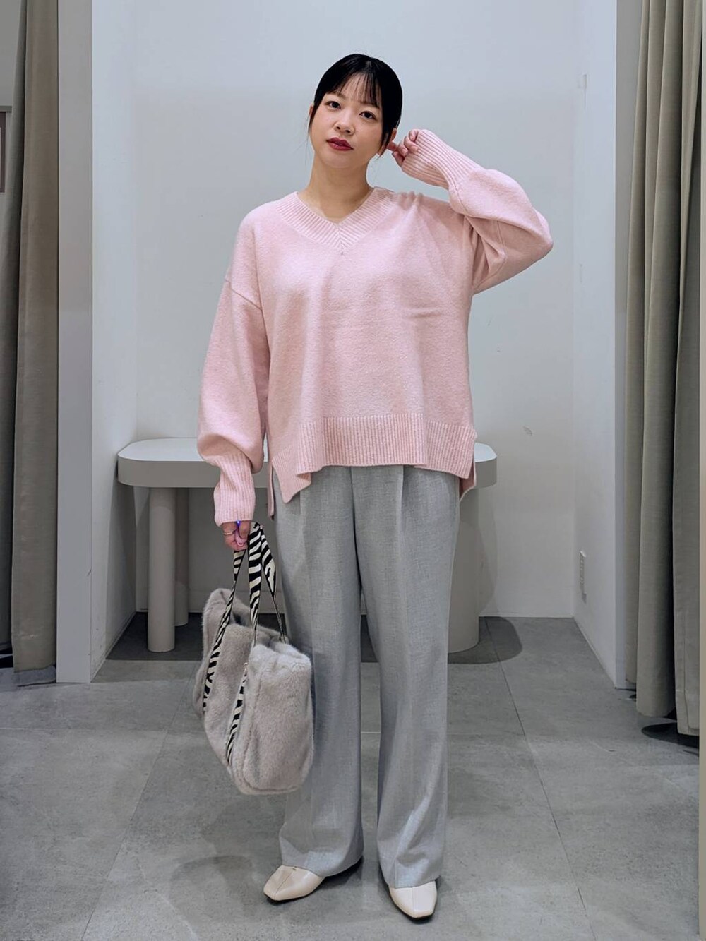 ホワイト系のパンプス、グレー系のその他パンツ、グレー系のトートバッグを着用したレディースの冬コーディネートの2枚目の写真