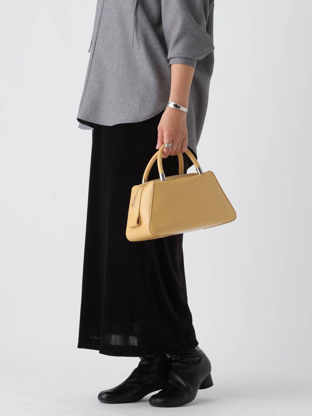 グレー系のシャツ/ブラウス、ブラック系のスカートを着用したレディースの秋コーディネートの4枚目の写真