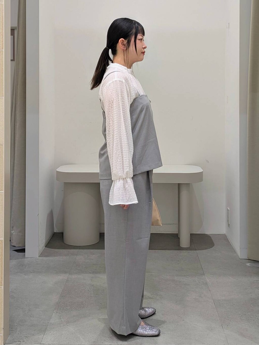 ホワイト系のシャツ/ブラウス、グレー系のその他パンツ、グレー系のキャミソールを着用したレディースの冬コーディネートの5枚目の写真