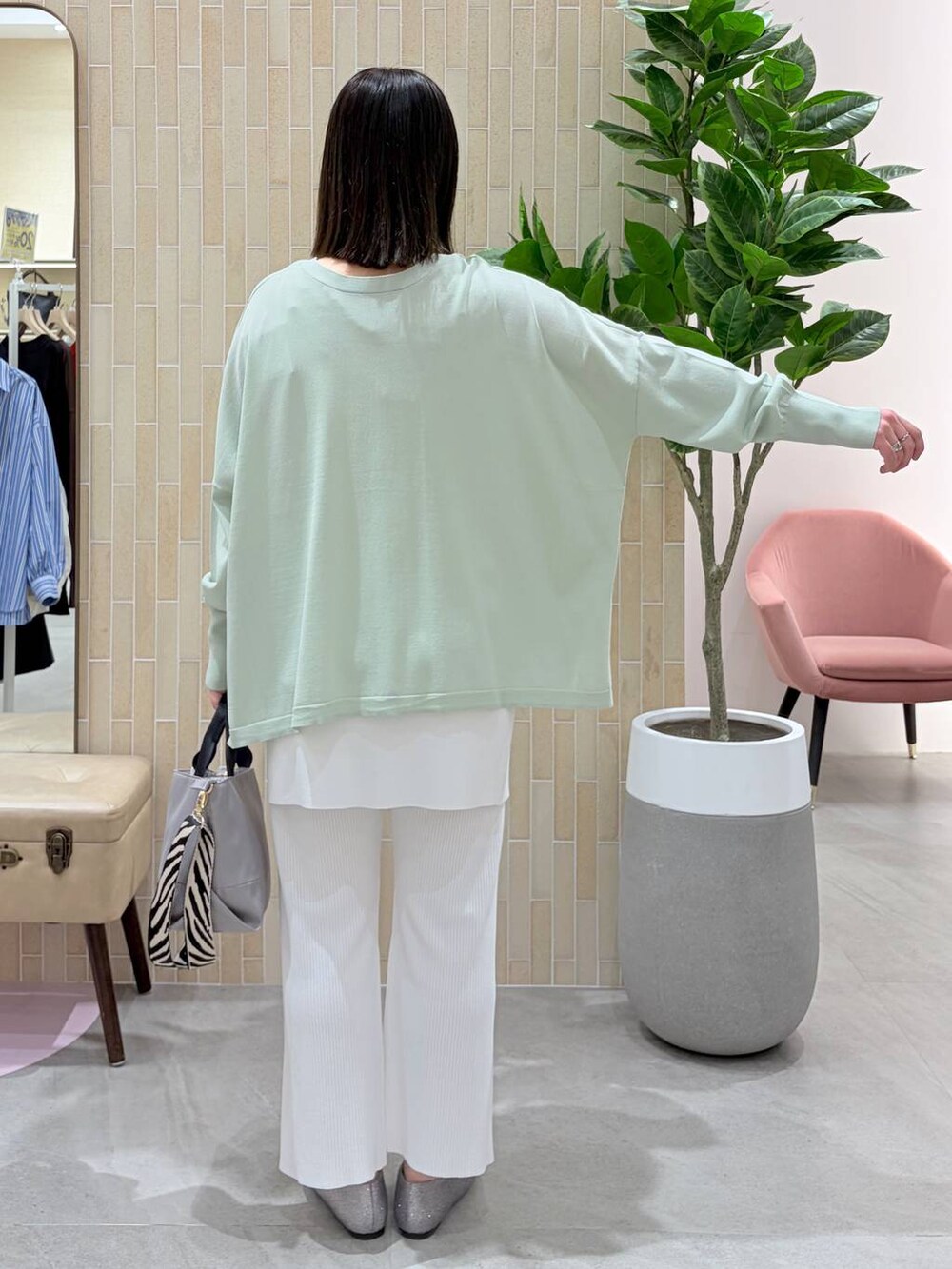 ホワイト系のタンクトップ、ホワイト系のその他パンツ、ホワイト系のスカートを着用したレディースの春コーディネートの4枚目の写真