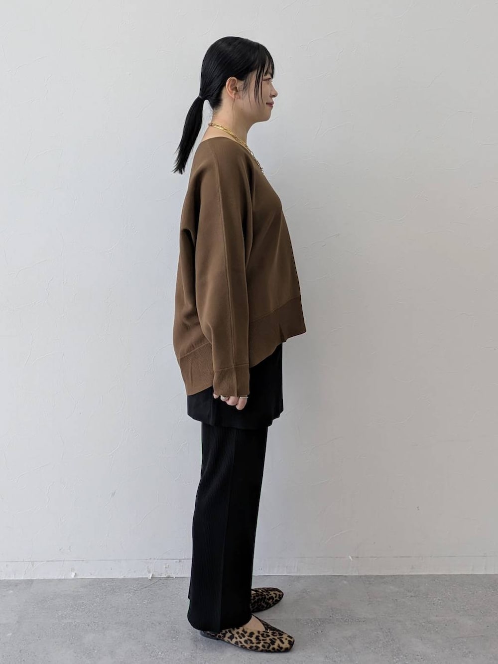 ブラウン系のパンプス、ブラック系のその他パンツ、ブラック系のスカートを着用したレディースの春コーディネートの5枚目の写真