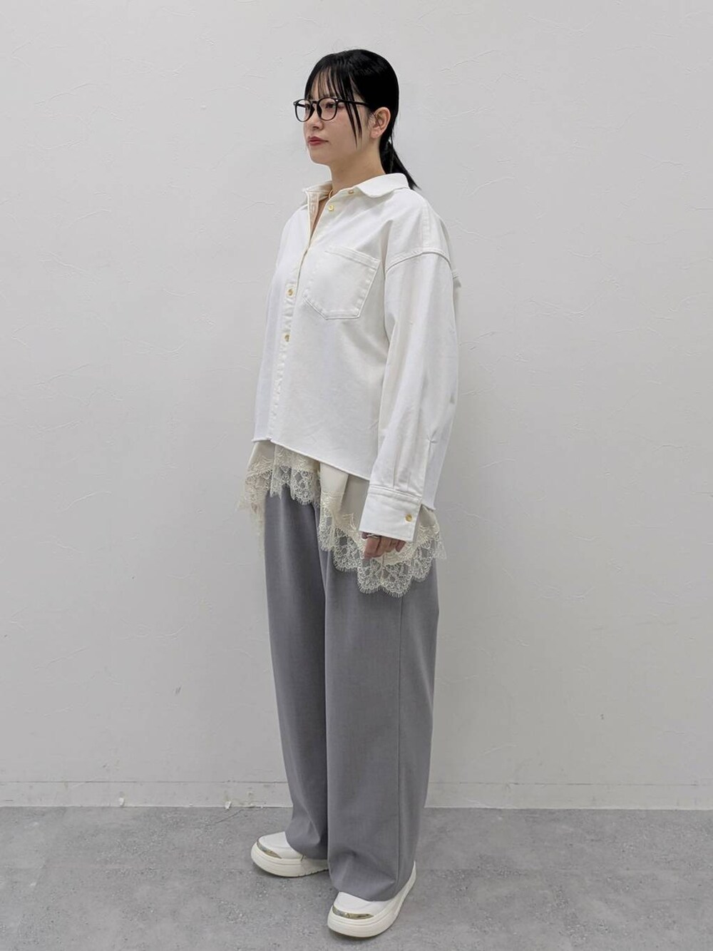 ホワイト系のキャミソール、ホワイト系のシャツ/ブラウス、グレー系のその他パンツを着用したレディースの冬コーディネートの3枚目の写真