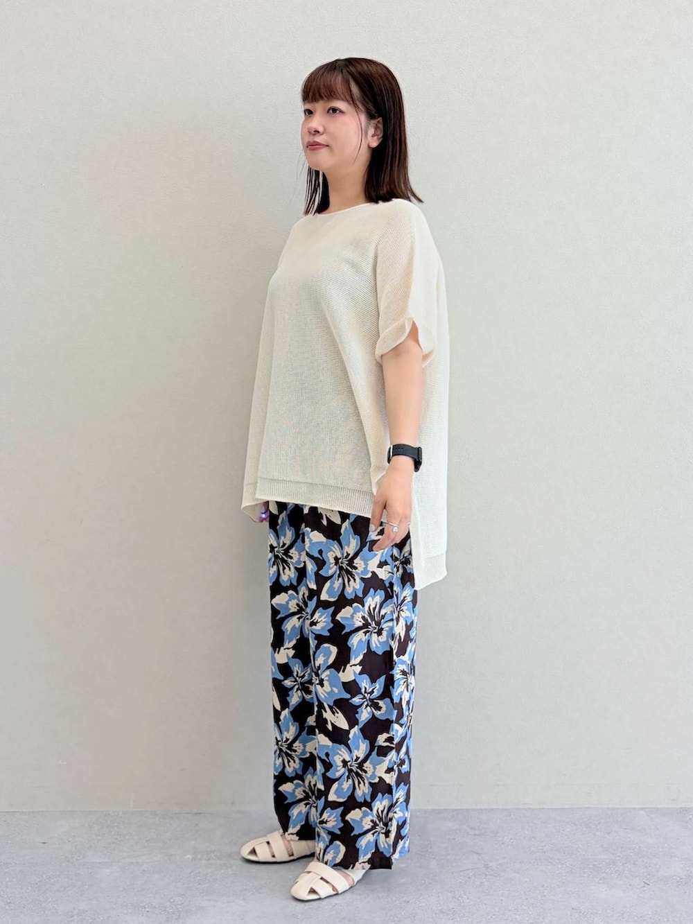 ブルー系のその他パンツ、ホワイト系のパンプス、ホワイト系のニット/セーターを着用したレディースの夏コーディネートの3枚目の写真