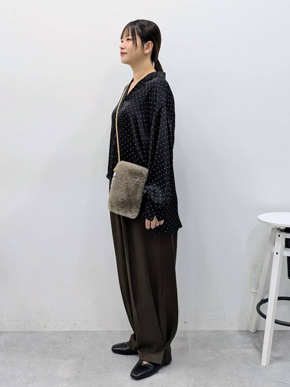 ブラック系のパンプス、ブラック系のシャツ/ブラウスを着用したレディースの冬コーディネートの3枚目の写真