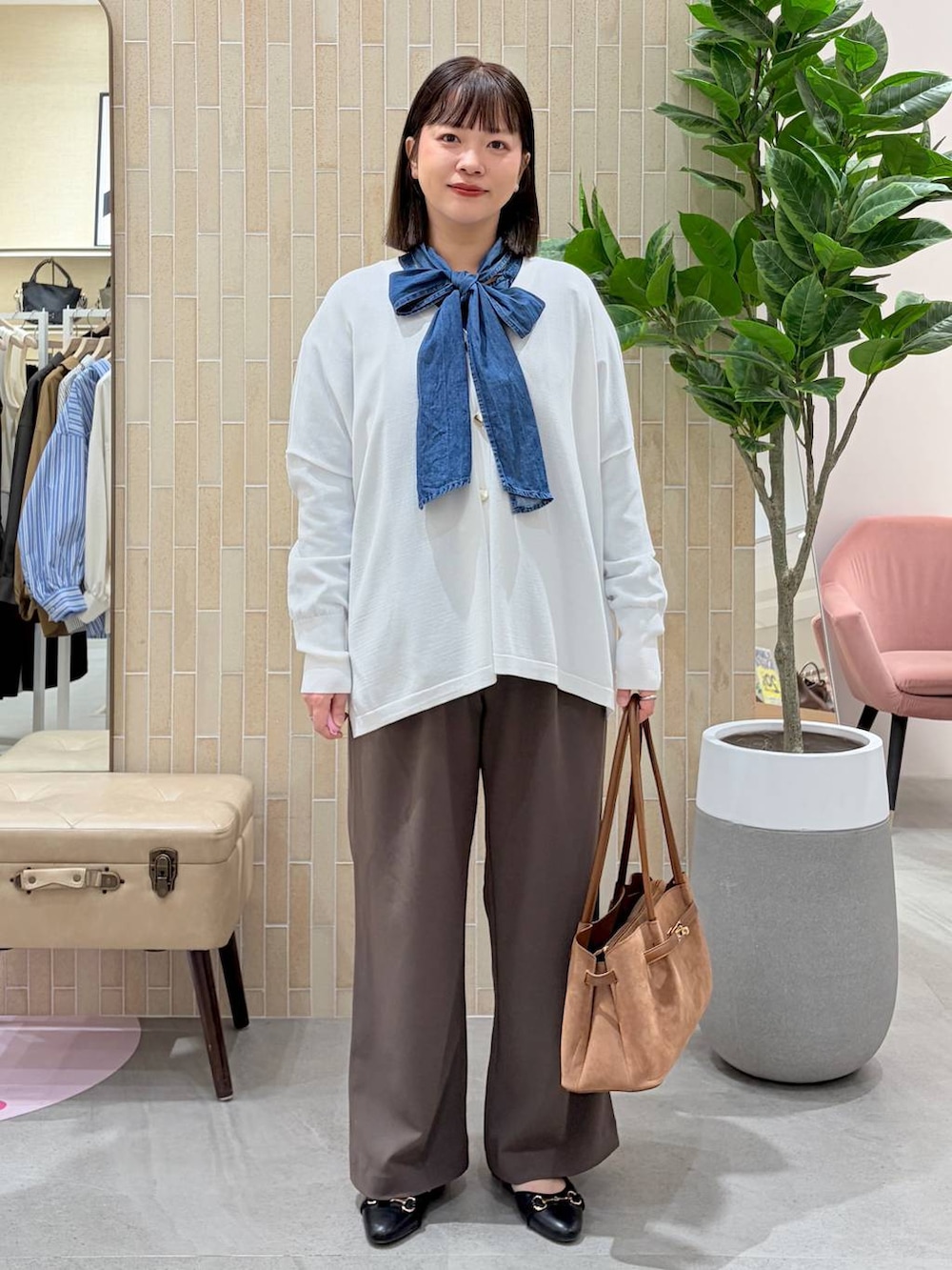 ブラウン系のその他パンツ、ブラック系のパンプス、イエロー系のハンドバッグを着用したレディースの春コーディネートの2枚目の写真