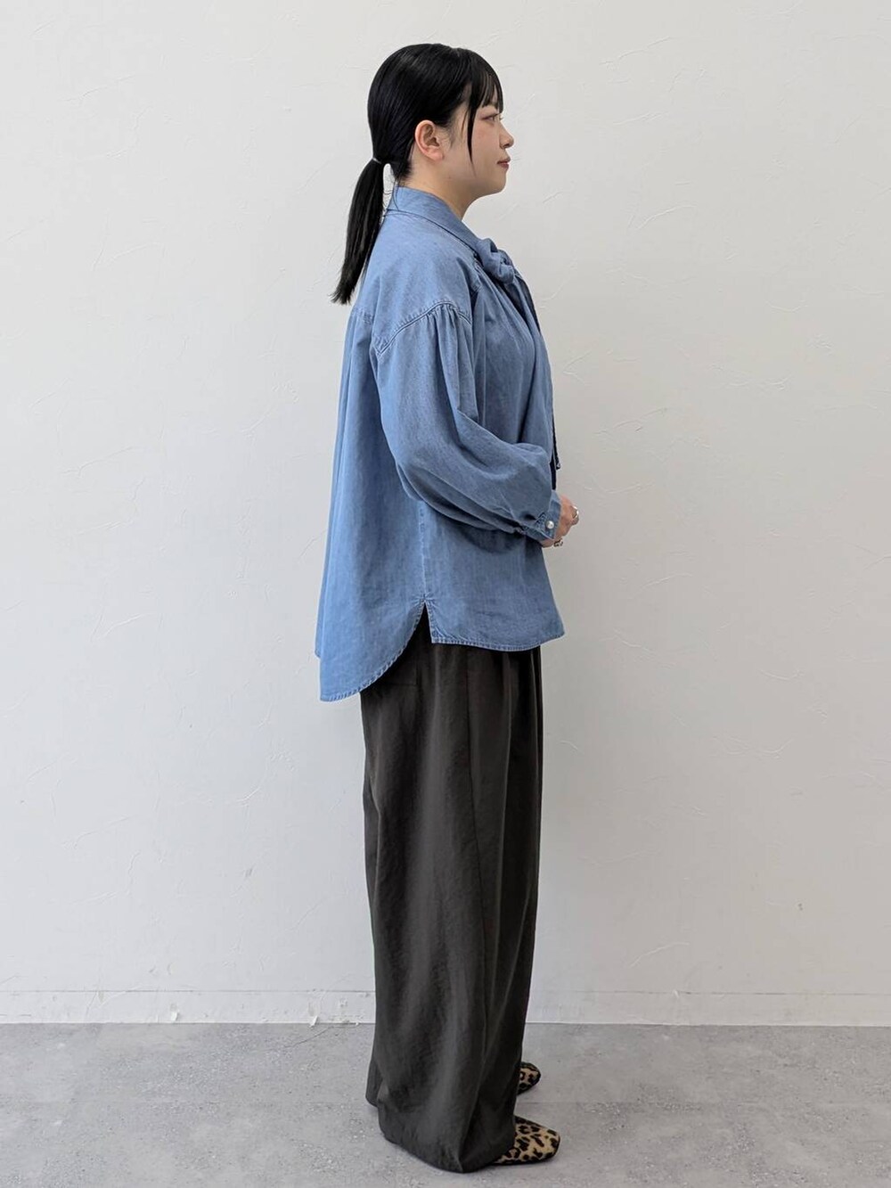 ブラック系のハンドバッグ、ブラウン系のパンプス、ブラウン系のその他パンツを着用したレディースの冬コーディネートの5枚目の写真