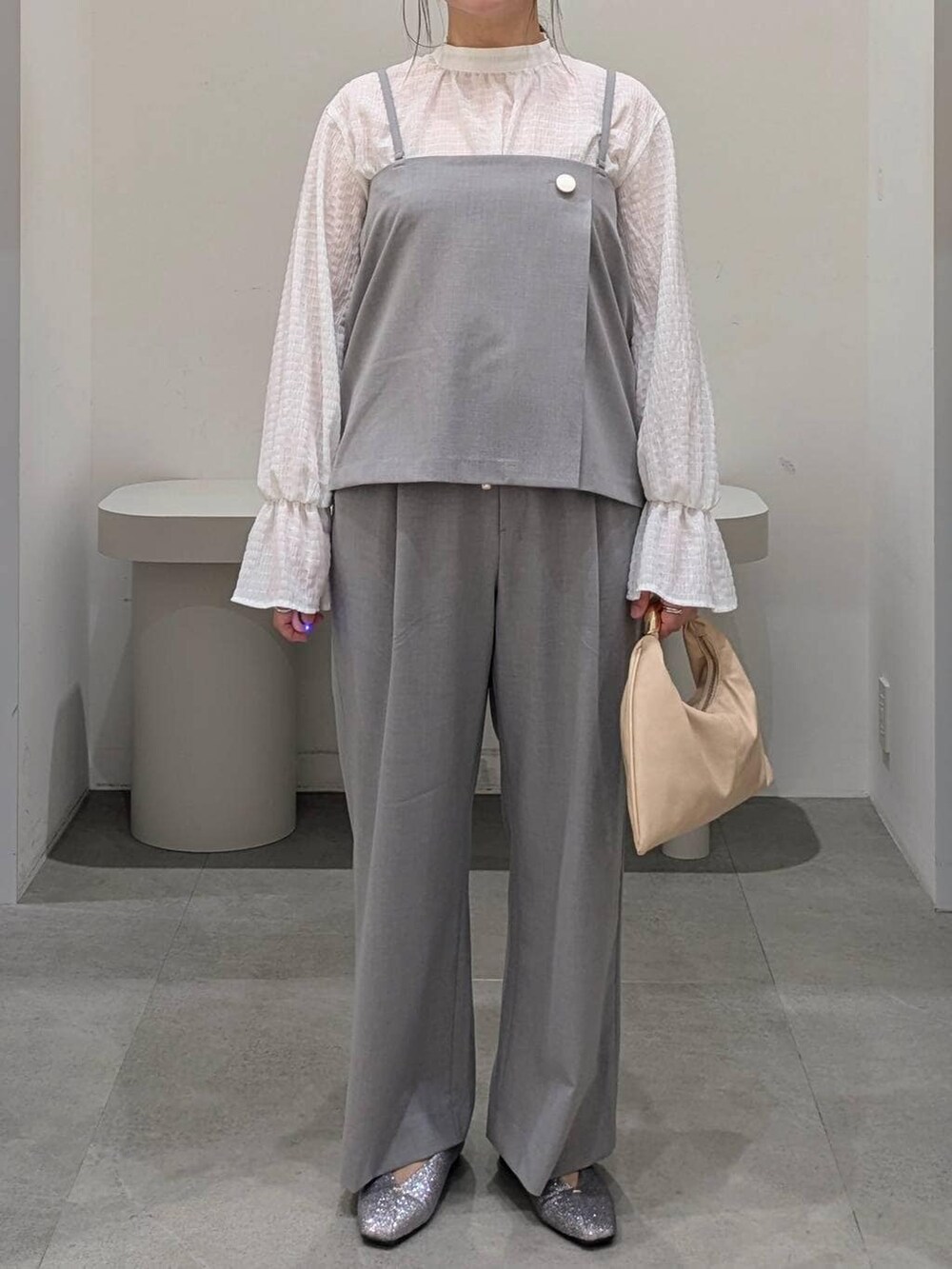 ホワイト系のシャツ/ブラウス、グレー系のその他パンツ、グレー系のキャミソールを着用したレディースの冬コーディネートの6枚目の写真