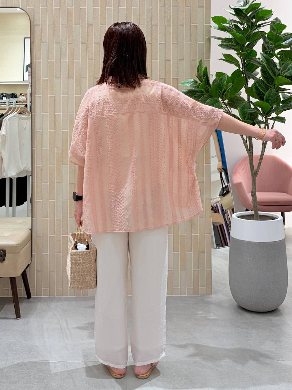 ホワイト系のその他パンツ、ホワイト系のトートバッグ、ピンク系のシャツ/ブラウスを着用したレディースの夏コーディネートの4枚目の写真