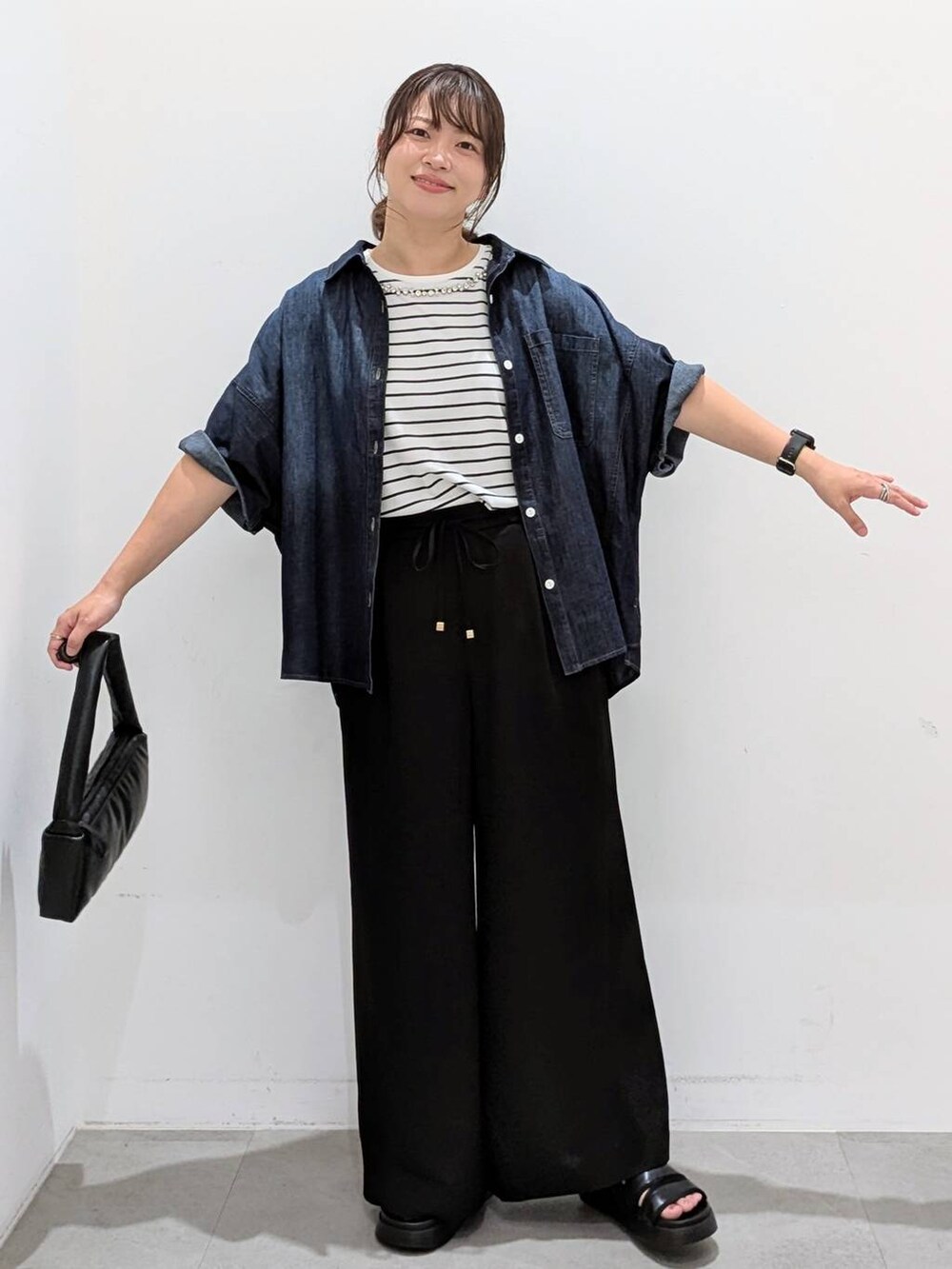 ホワイト系のTシャツ/カットソー、ブラック系のその他パンツ、ブラック系のサンダルを着用したレディースの夏コーディネートの3枚目の写真