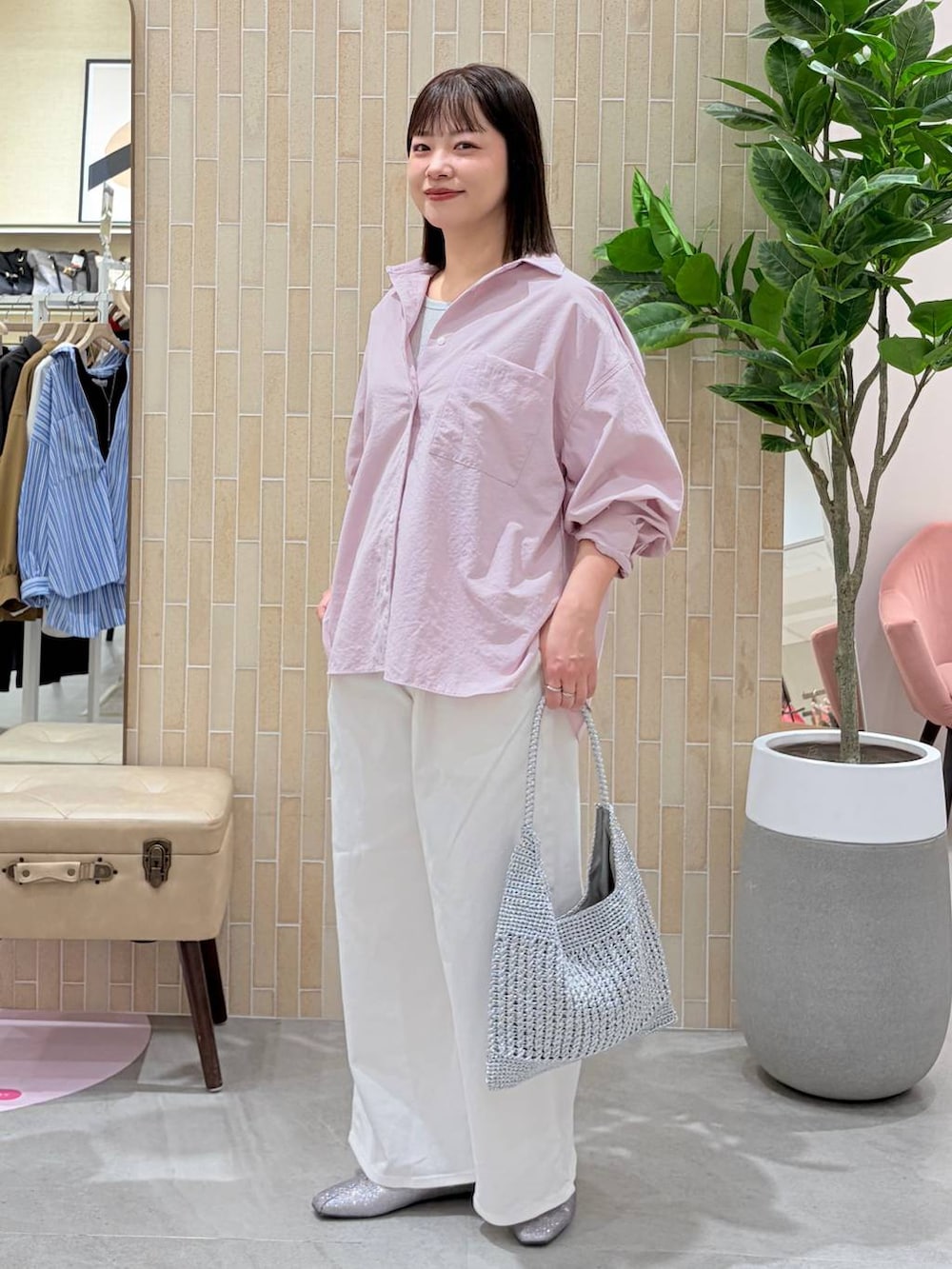 ホワイト系のデニムパンツ、ピンク系のシャツ/ブラウス、シルバー系のトートバッグを着用したレディースの春コーディネートの3枚目の写真