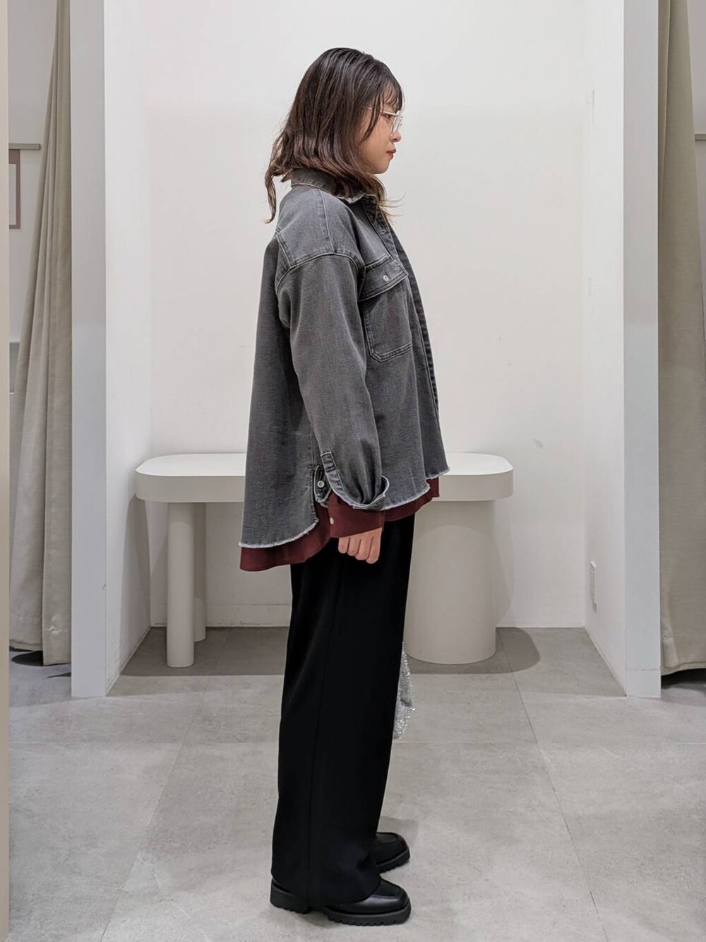 ブラック系のシャツ/ブラウス、ブラック系のその他パンツ、シルバー系のトートバッグを着用したレディースの秋コーディネートの5枚目の写真