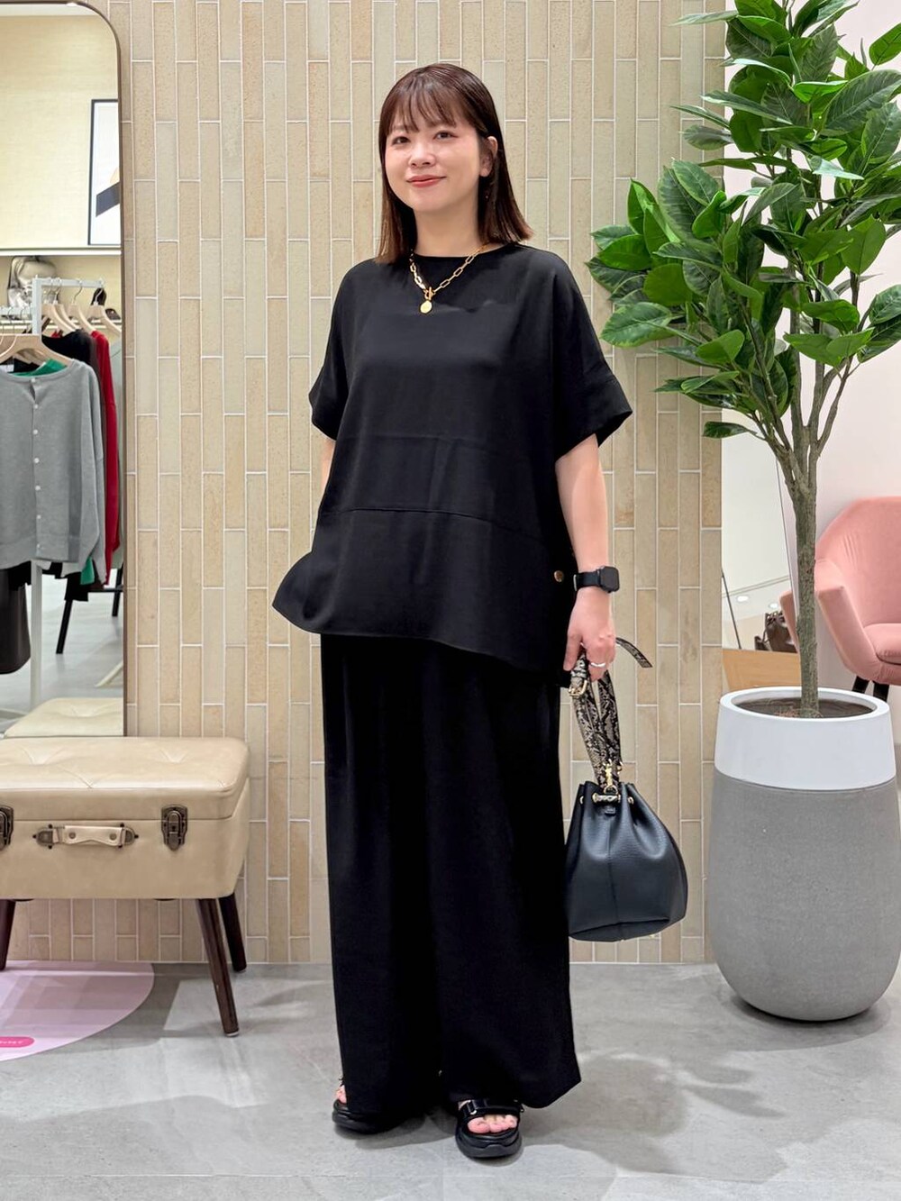 ブラック系のハンドバッグ、ブラック系のその他パンツ、ブラック系のシャツ/ブラウスを着用したレディースの春コーディネートの2枚目の写真