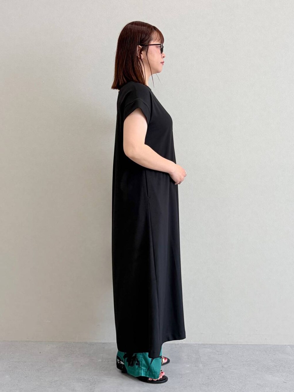 グリーン系のその他パンツ、ブラック系のかごバッグを着用したレディースの夏コーディネートの5枚目の写真