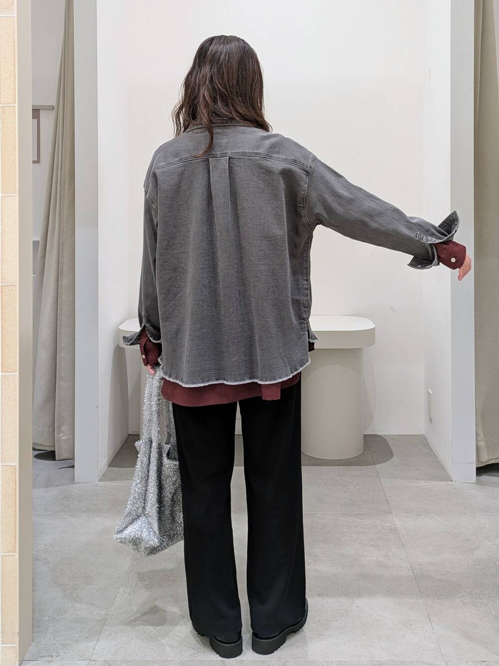 ブラック系のシャツ/ブラウス、ブラック系のその他パンツ、シルバー系のトートバッグを着用したレディースの秋コーディネートの4枚目の写真