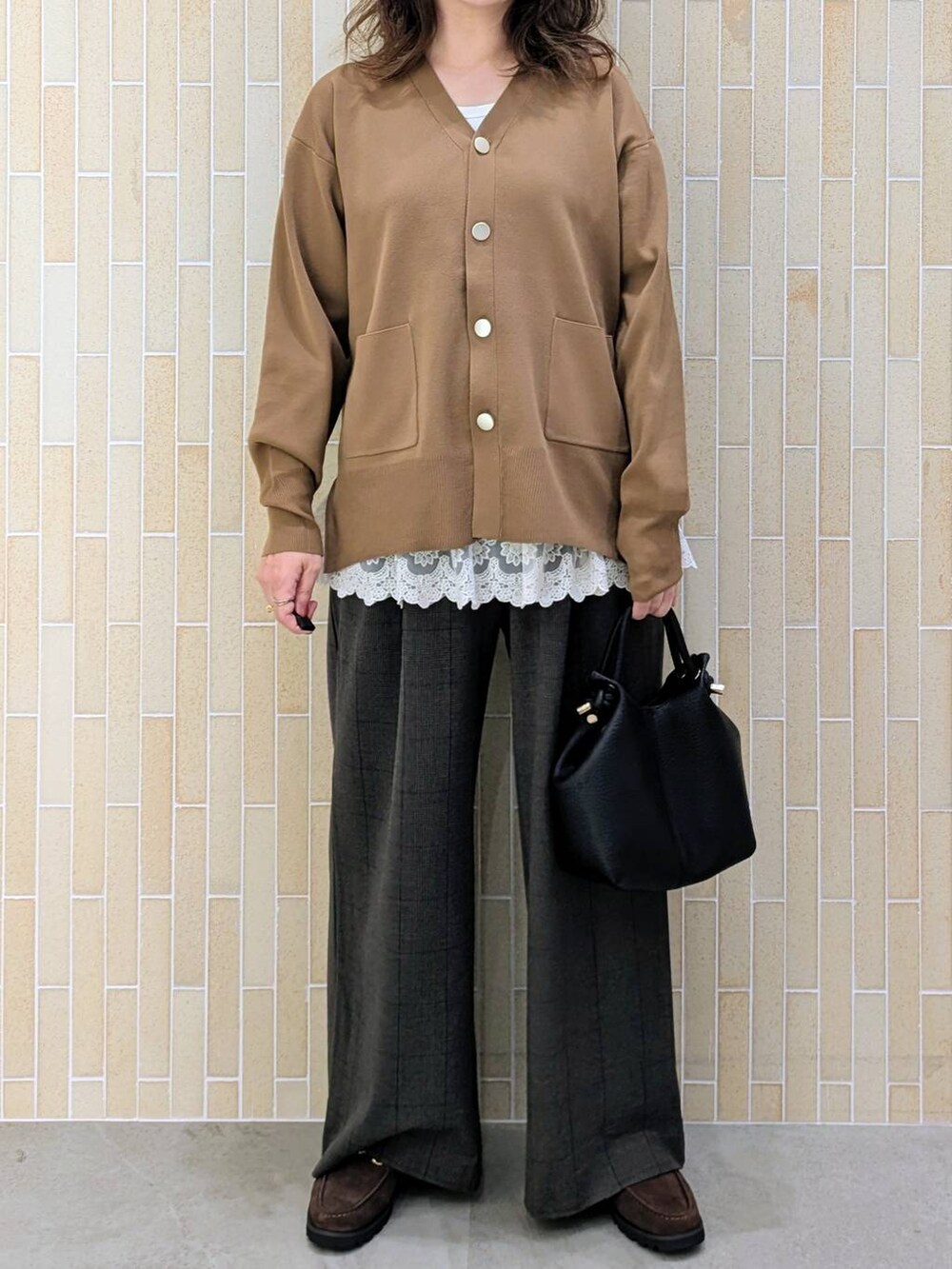 ブラウン系のカーディガン/ボレロ、グレー系のその他パンツ、ホワイト系のタンクトップを着用したレディースの秋コーディネートの6枚目の写真