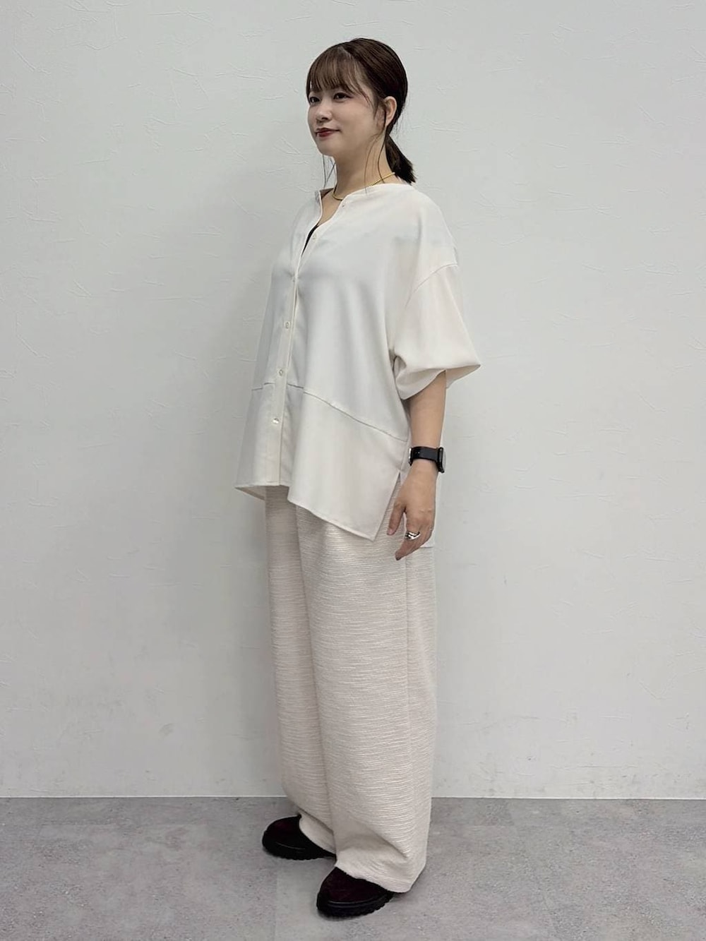 ホワイト系のその他パンツ、レッド系のタンクトップ、ブラック系のローファーを着用したレディースの夏コーディネートの3枚目の写真