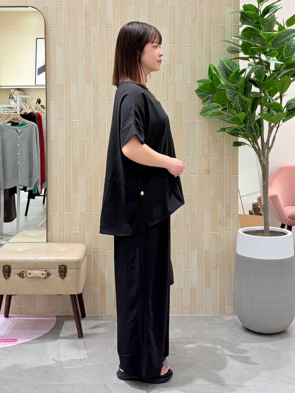 ブラック系のハンドバッグ、ブラック系のその他パンツ、ブラック系のシャツ/ブラウスを着用したレディースの春コーディネートの5枚目の写真