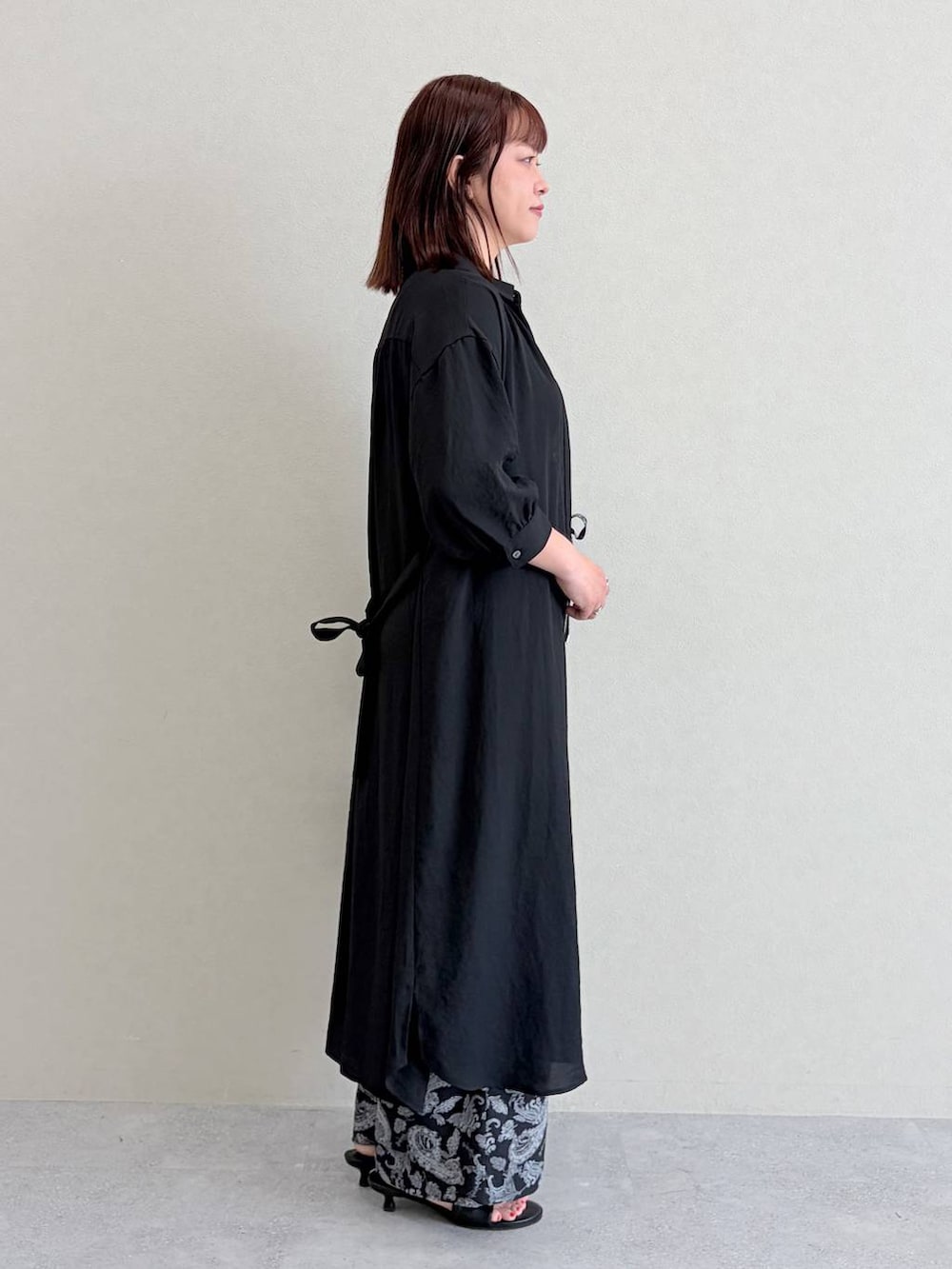ブラウン系のかごバッグ、ブラック系のその他パンツ、ホワイト系のタンクトップを着用したレディースの夏コーディネートの5枚目の写真