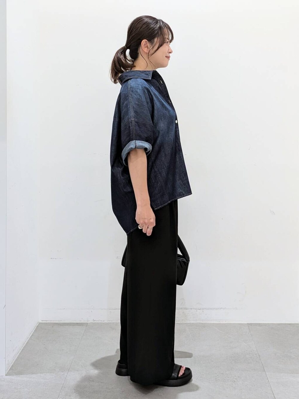 ホワイト系のTシャツ/カットソー、ブラック系のその他パンツ、ブラック系のサンダルを着用したレディースの夏コーディネートの6枚目の写真