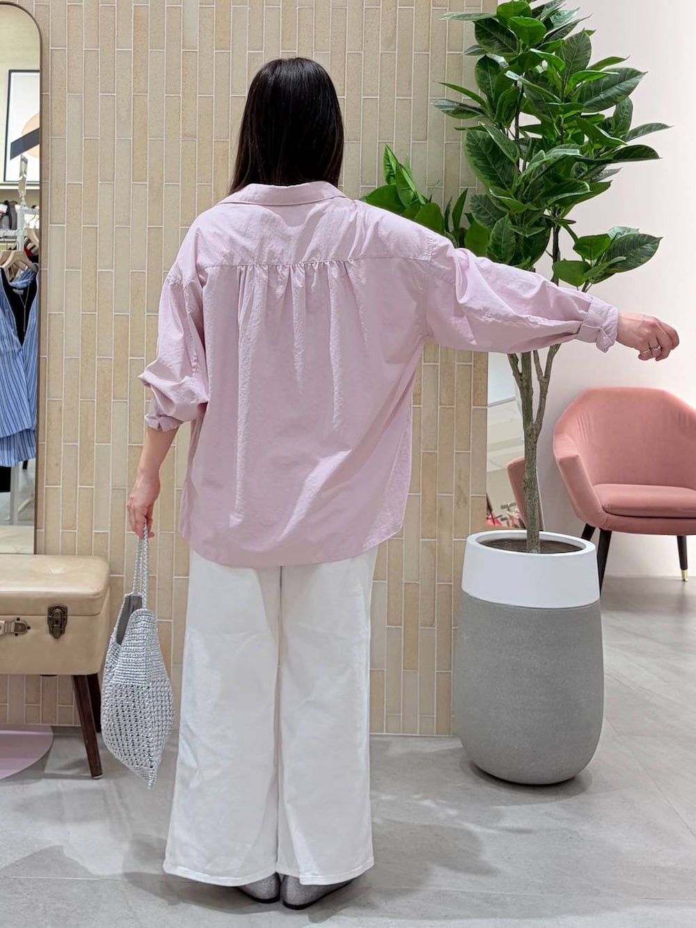 ホワイト系のデニムパンツ、ピンク系のシャツ/ブラウス、シルバー系のトートバッグを着用したレディースの春コーディネートの4枚目の写真