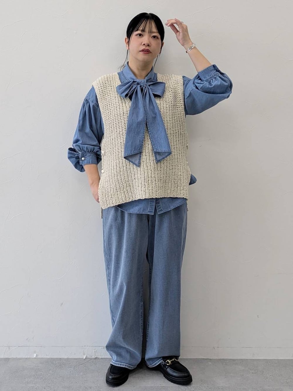 ブルー系のデニムパンツ、ブラック系のローファー、ブルー系のシャツ/ブラウスを着用したレディースの冬コーディネートの2枚目の写真