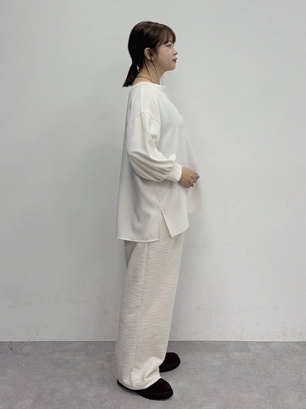 ホワイト系のその他パンツ、レッド系のタンクトップ、ブラック系のローファーを着用したレディースの夏コーディネートの5枚目の写真