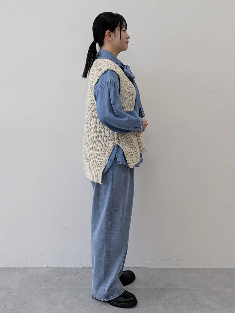 ブルー系のデニムパンツ、ブラック系のローファー、ブルー系のシャツ/ブラウスを着用したレディースの冬コーディネートの5枚目の写真