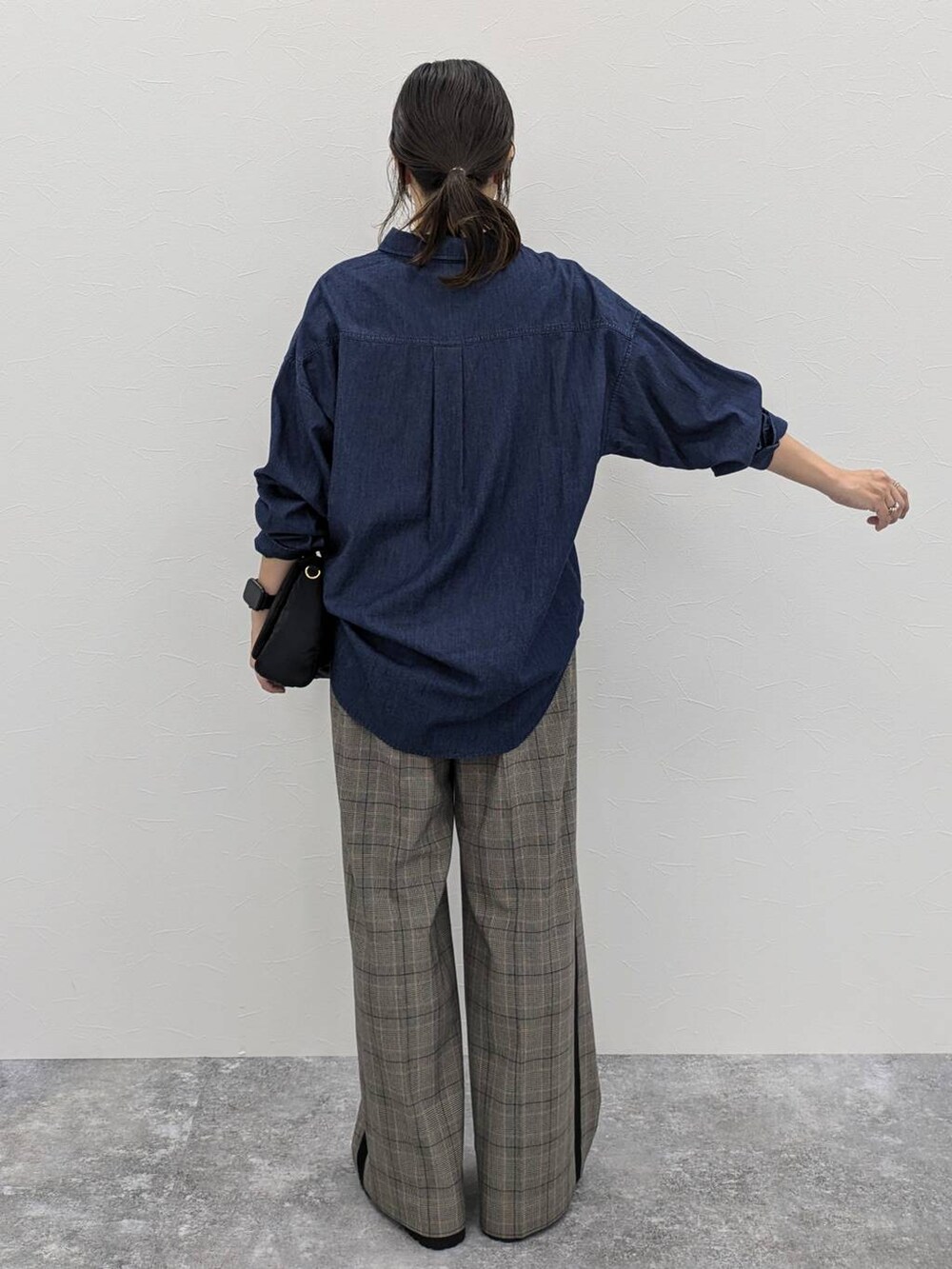 ブルー系のシャツ/ブラウス、その他のその他パンツ、ブラック系のカチューシャを着用したレディースの秋コーディネートの4枚目の写真