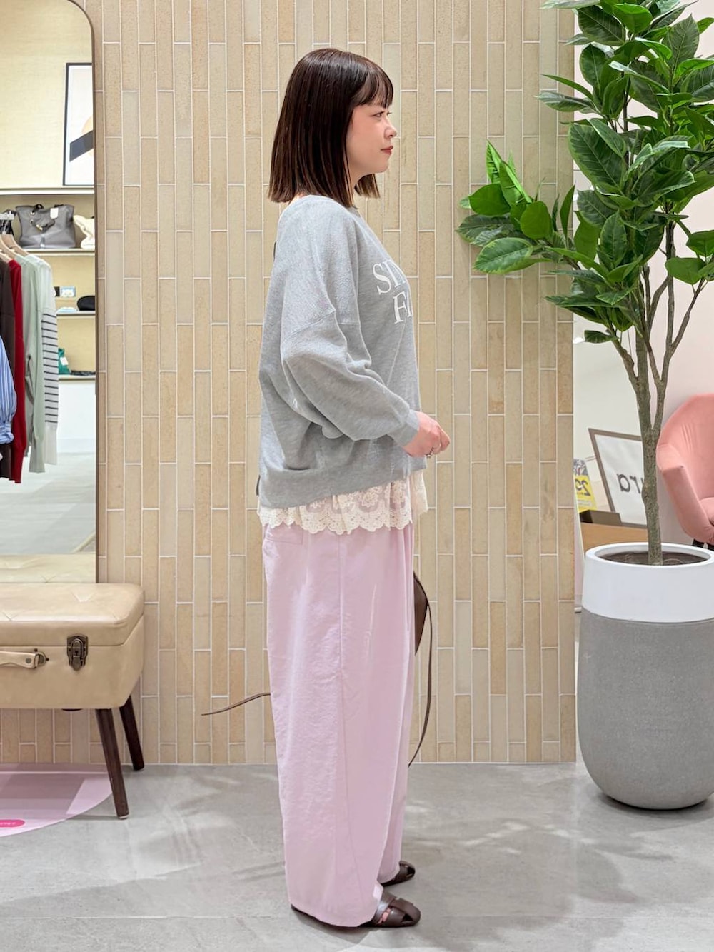 ホワイト系のタンクトップ、ピンク系のその他パンツ、ブラウン系のハンドバッグを着用したレディースの春コーディネートの5枚目の写真